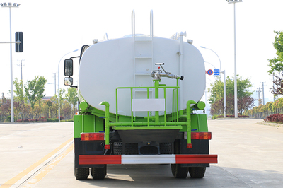 解放13噸灑水車 環(huán)衛(wèi)作業(yè)的得力助手